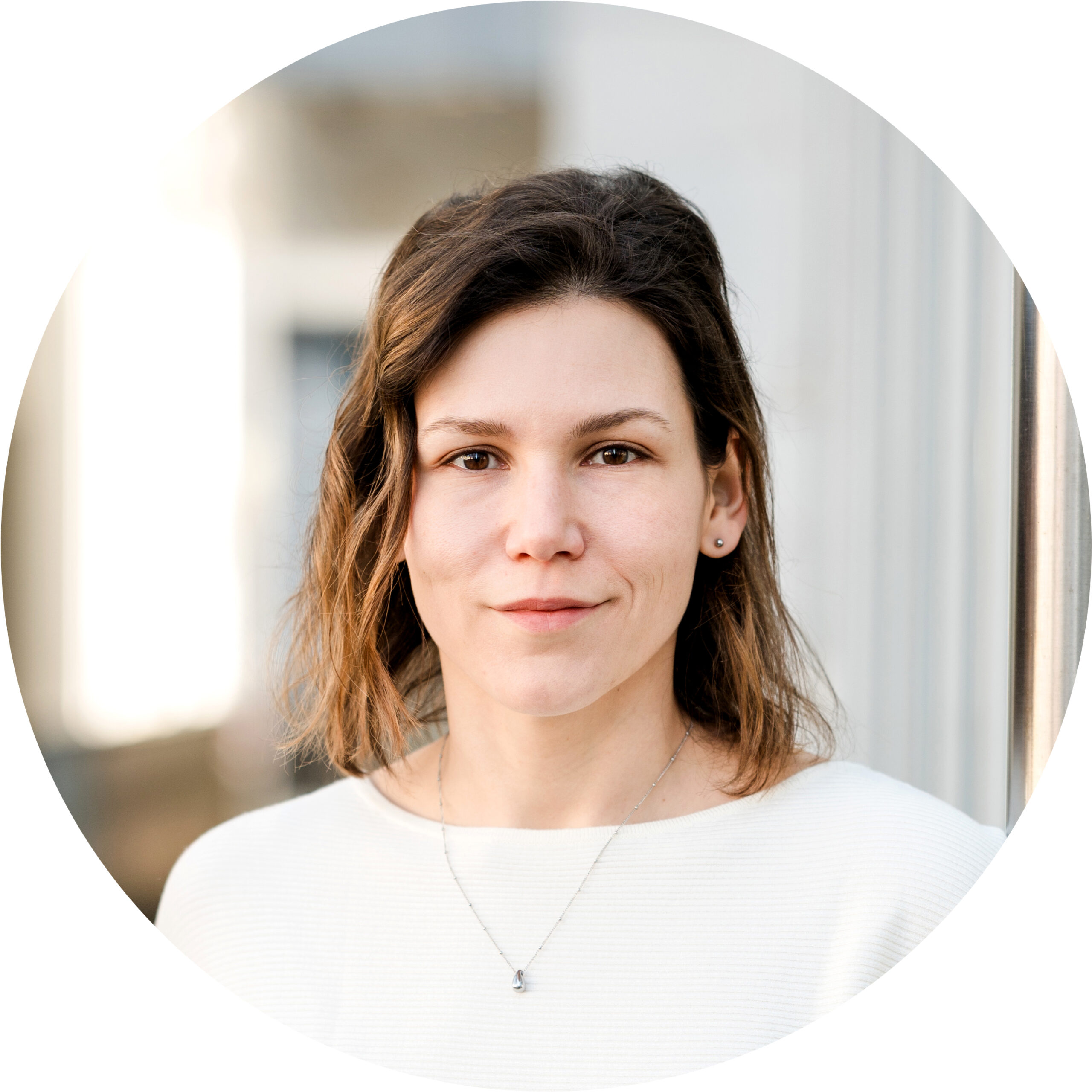 gkaracsonyi-portrait-home-circle